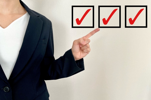 チェックを指さす男性